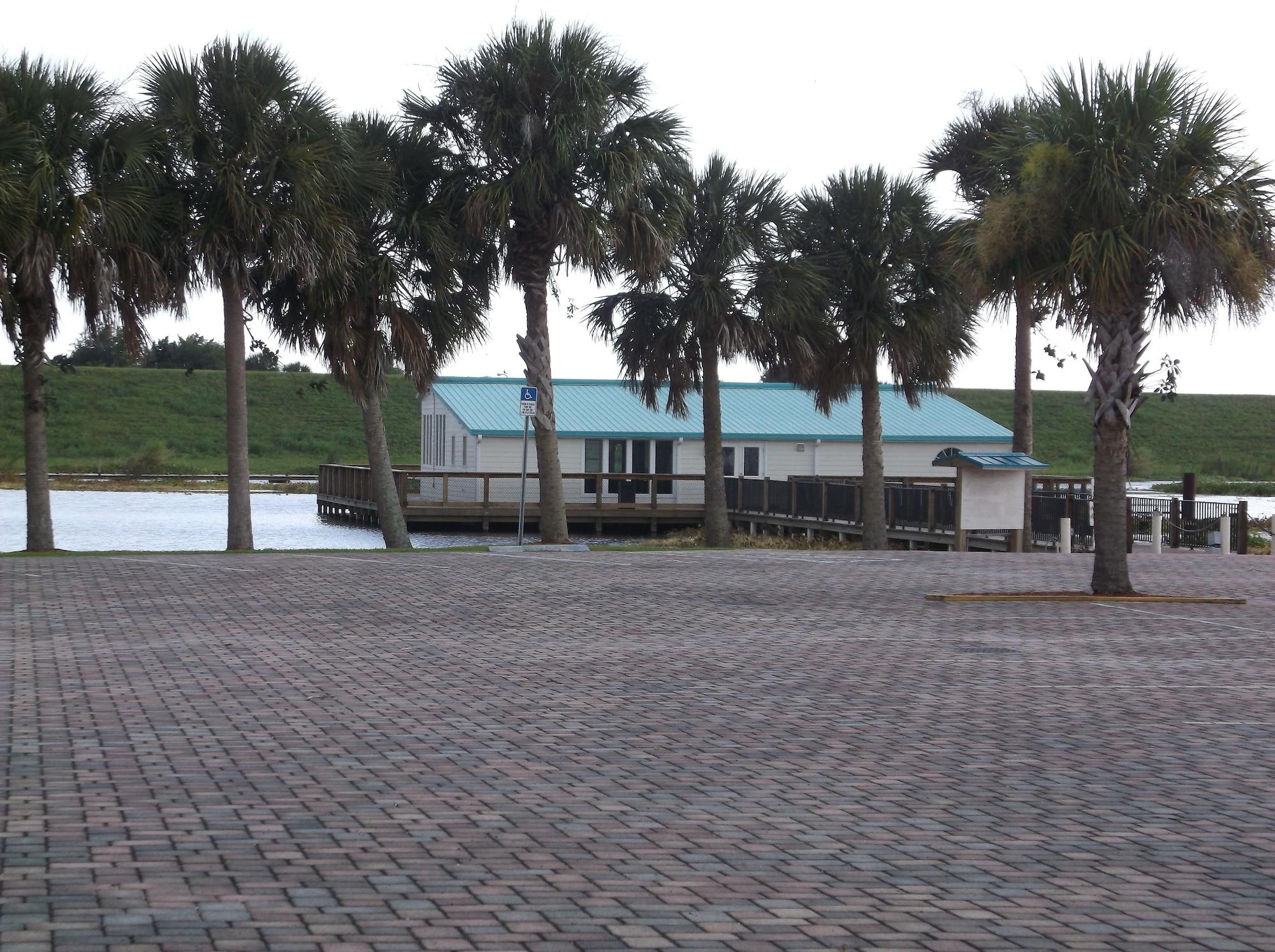 Days Inn & Suites By Wyndham Lake Okeechobee Exteriör bild