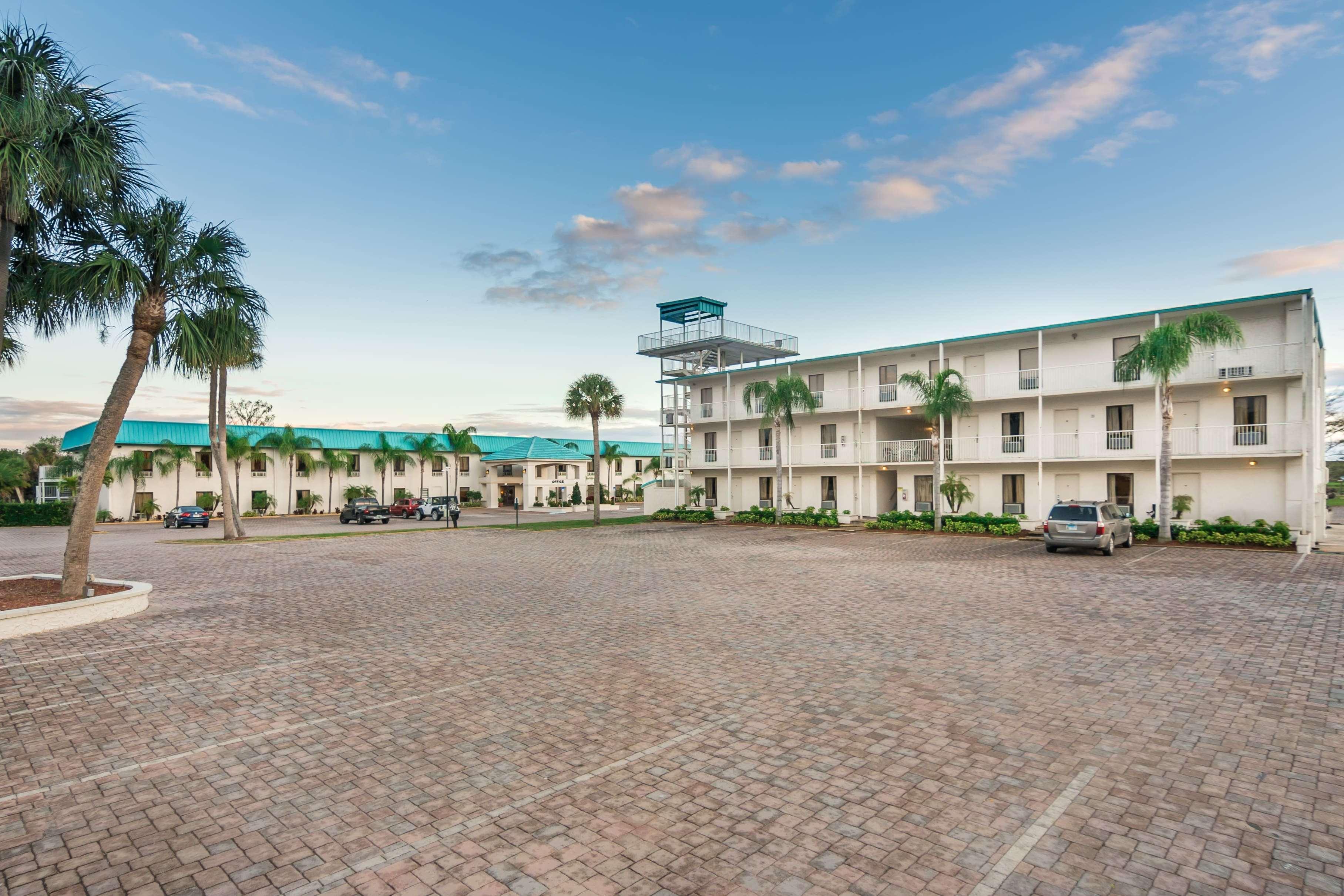 Days Inn & Suites By Wyndham Lake Okeechobee Exteriör bild