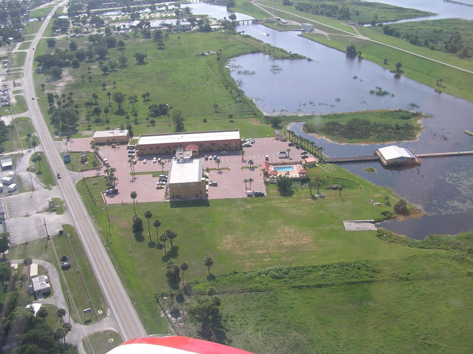 Days Inn & Suites By Wyndham Lake Okeechobee Exteriör bild