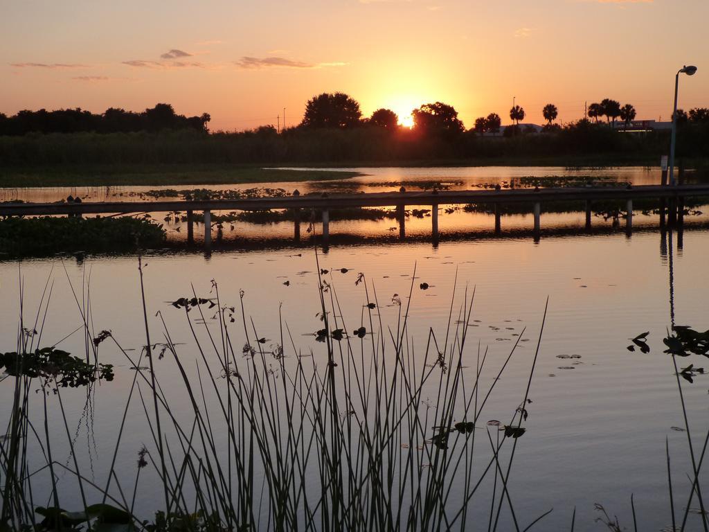 Days Inn & Suites By Wyndham Lake Okeechobee Exteriör bild